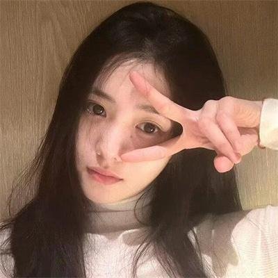 她的微笑像颗糖